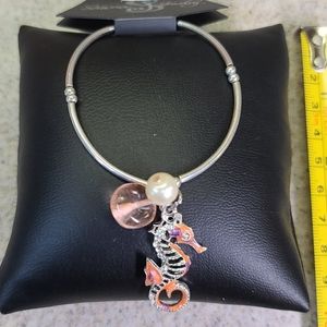 Bracelet Seahorse. Silver/Coral/Pearl look.
